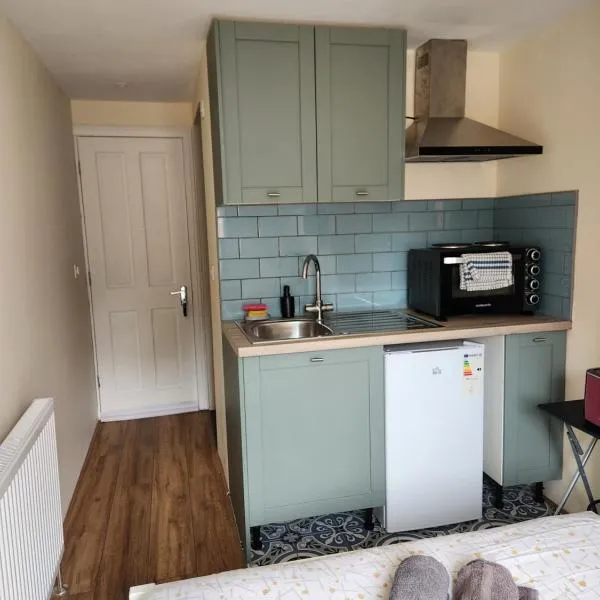Ensuite Studio Flat Crawley-Gatwick，位于Ifield的酒店