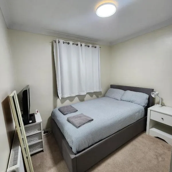 Double Room in Crawley,Gatwick,West Sussex，位于Ifield的酒店