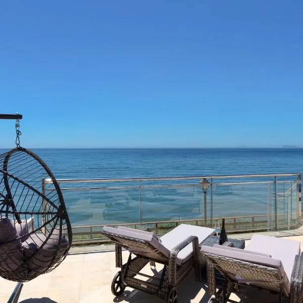 First Row Beach Villa，位于埃斯特波纳的酒店