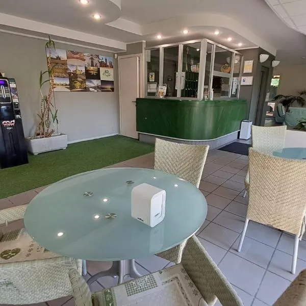 都卡特酒店，位于Torrile的酒店