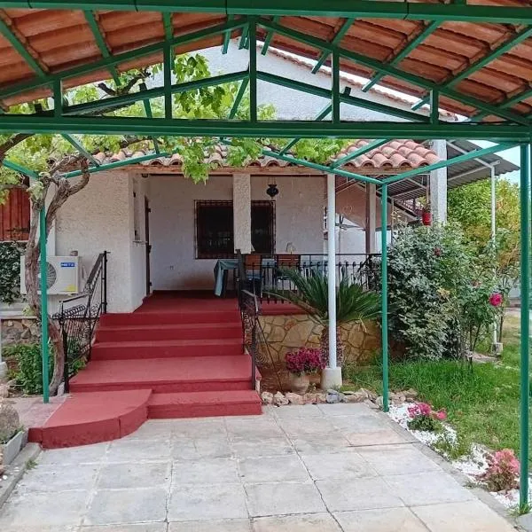 Private house near Amarynthos, Evia, Greece，位于阿马林索斯的酒店