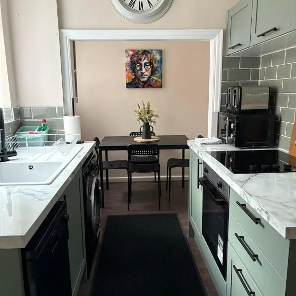 Anfield Home - Sleeps 7 - 1 min walk to Stadium!，位于利物浦的酒店