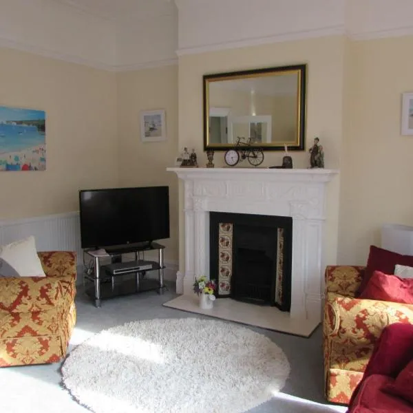 Idyllic Bexhill centre flat above pub，位于贝克斯希尔的酒店
