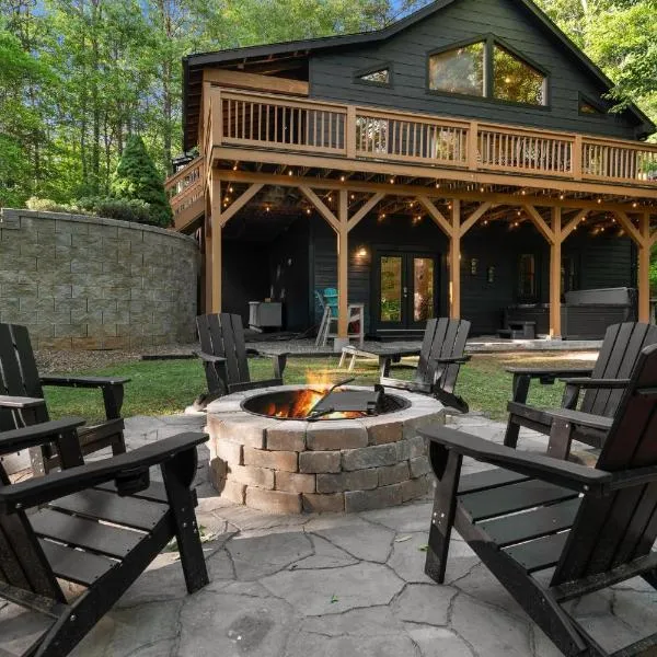 MINUTES to Highlands Jacuzzi, Ski, Game Room，位于富兰克林的酒店