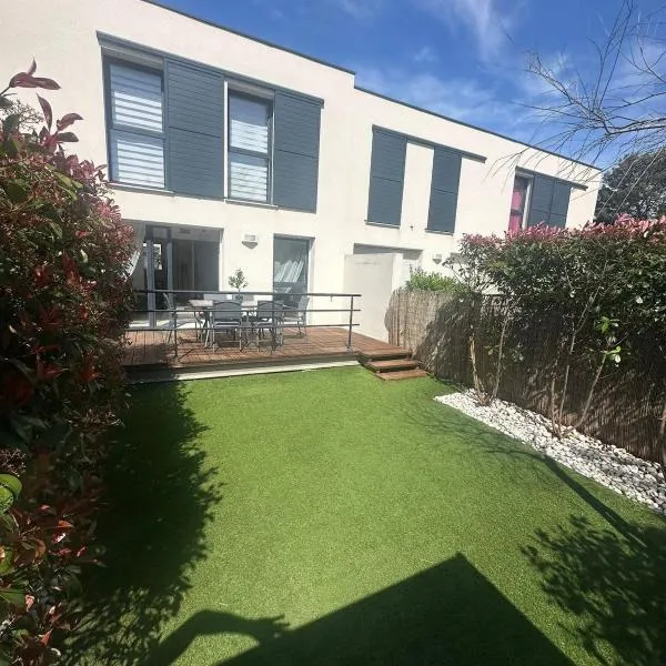 Maison indépendante avec jardin dans résidence proche de la plage，位于塞里尼昂的酒店