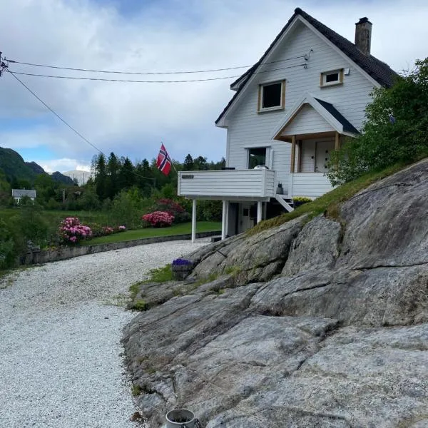 Peaceful Riverfront Home with Views，位于Ålgård的酒店