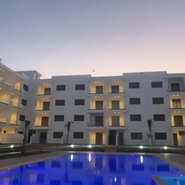 Rmilat Garden N8 vue sur la piscine，位于卡博尼格洛的酒店