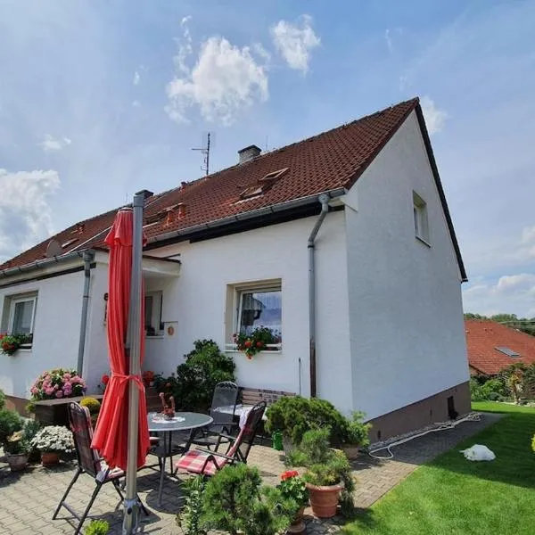 Complete living with a garden，位于Mochtín的酒店