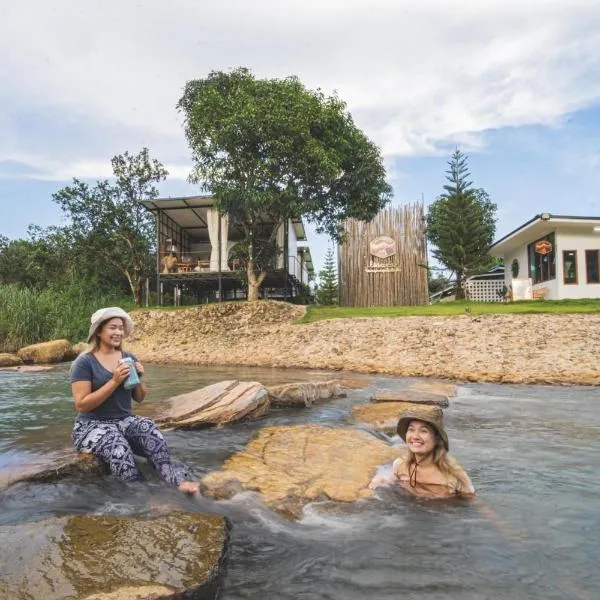 อิสระ แคมป์ปิ้ง แอนด์ คาเฟ่ Issara camping，位于Ban Bung Mai的酒店