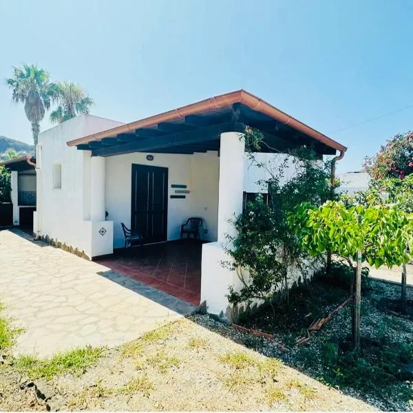 Villa by the Vulcano - 70mq plus large garden and patio，位于弗卡诺的酒店