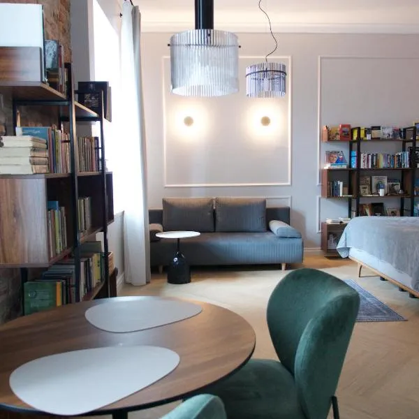Charming Booklovers' Apartment in Old Town，位于沃鲁的酒店