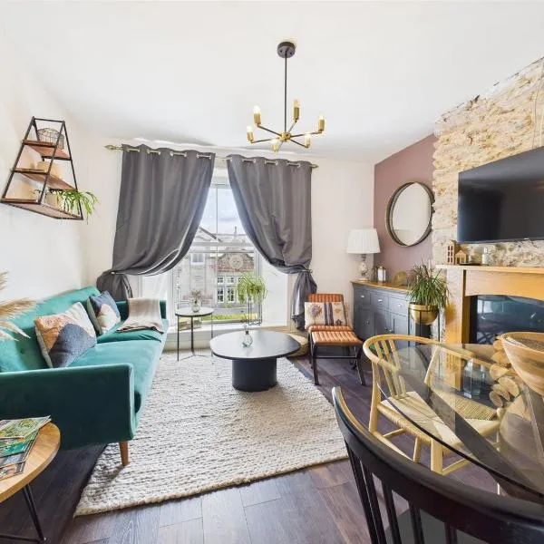 Elegant 1-Bed Apt | Central Falmouth | Parking & WiFi | Lockbox Entry | Walk to Town & Pubs | Quiet Residential Road | Top Floor Apartment | Near Train Stations & Beaches，位于法尔茅斯的酒店