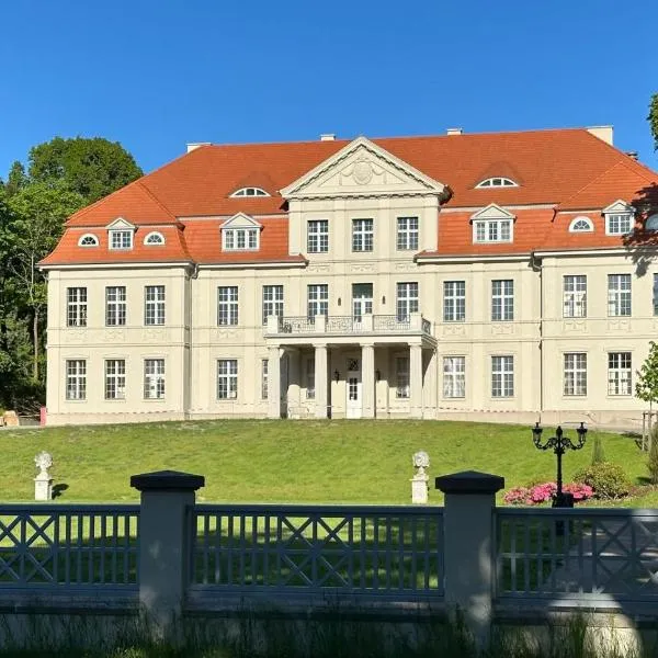 Schlosshotel Neustrelitz，位于施特雷利茨的酒店