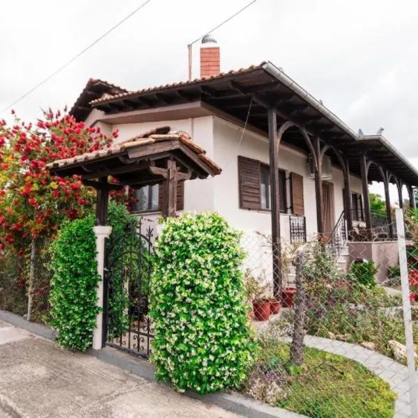 Red Roses-Traditional House，位于卡泰里尼的酒店