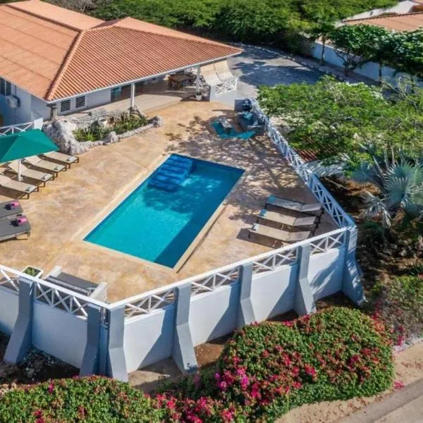 Beautiful & Spacious Villa with view in Jan Thiel，位于简蒂埃尔的酒店