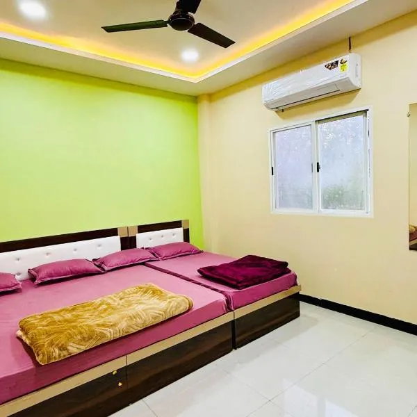 Near Mahakal Temple BUDGET HOTEL V R , UJJAIN, Fully Air conditioned Rooms with Wifi and Parking, Best Hotel IN Ujjain，位于乌贾因的酒店