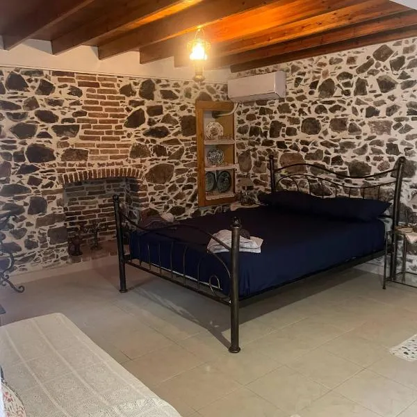 Traditional stone house in Mytilene，位于米蒂利尼的酒店