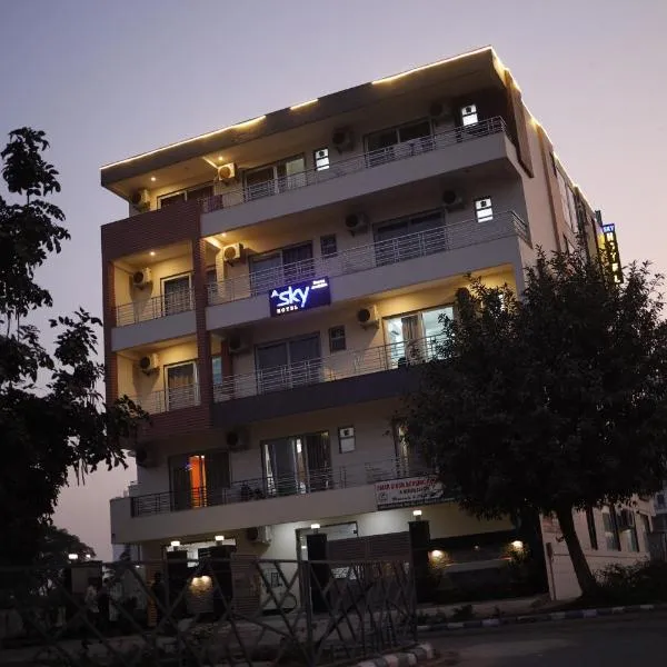 Hotel Sky，位于古尔冈的酒店