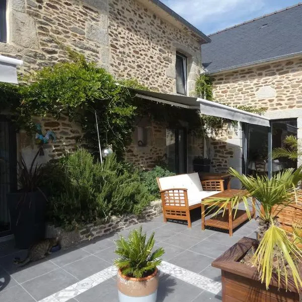 Maison de caractère à Corseul, jardin et piscine，位于Corseul的酒店