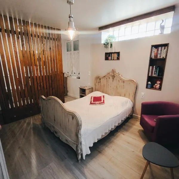 Chez Nine, chambre indépendante avec terrasse，位于Sénas的酒店