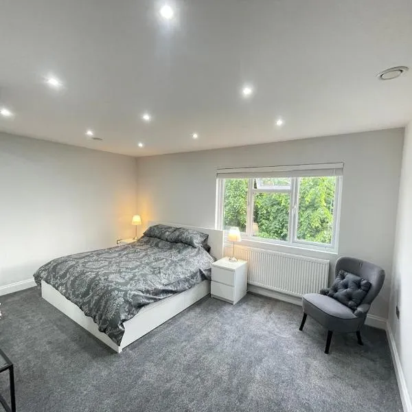 Newly built spacious 1 bedroom apartment，位于伦敦的酒店