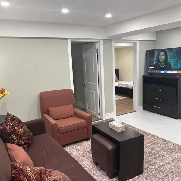 Private 2bedroom separate apartment Separate entrance Full privacy 2 car parking smoke and pet free，位于皮克灵的酒店