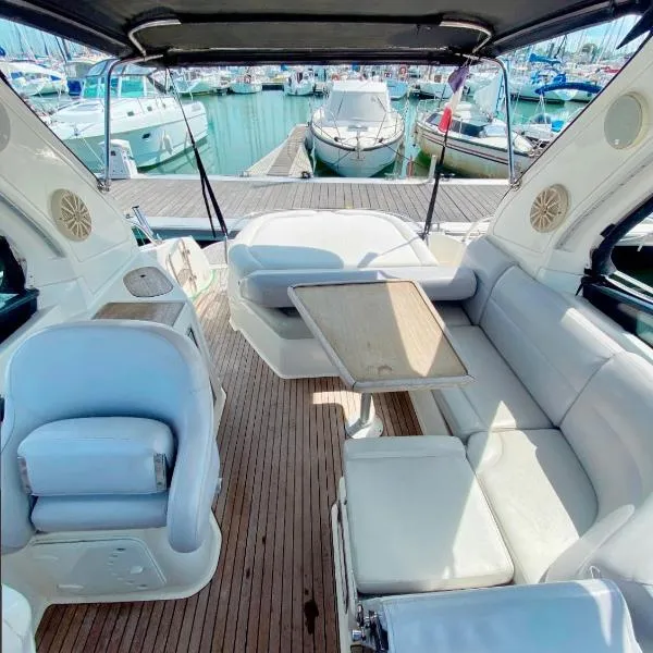 BOAT PARADISE LA ROCHELLE - Bavaria 31 Sport，位于拉罗谢尔的酒店