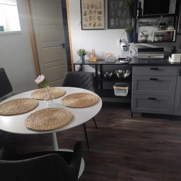 Home Apartman，位于Nagyesztergár的酒店