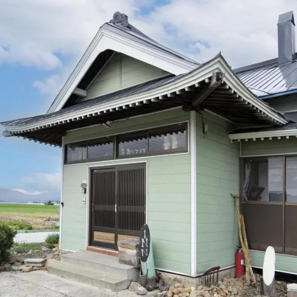 スキー場まで15分ー最大10人ーお餅つきー流しそうめんー花火ー五右衛門風呂ー心と身体が元気になる古民家民泊ーオモテナシロッジ悠遊，位于中富良野町的酒店