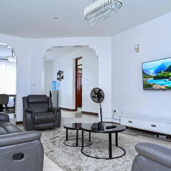Sofitel Executive 4 bedrooms all ensuite own compound，位于基苏木的酒店