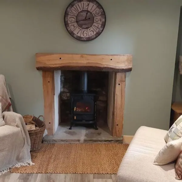 A Cozy Bothy Retreat with Hot Tub，位于Keilour的酒店