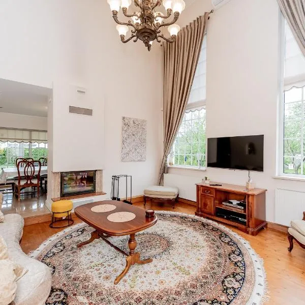 Luxury Villa in Pärnu, walking distance from the beach and city centre，位于派尔努的酒店