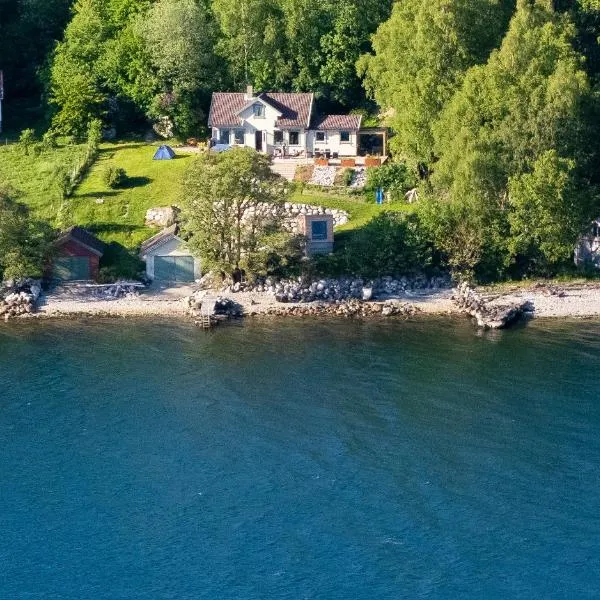 Beautiful Beach line Cabin with sauna near Pulpit Rock，位于Forsand的酒店