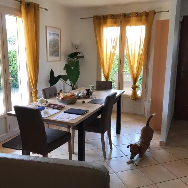 House in a rural village surrounded by vinyards，位于勒克的酒店