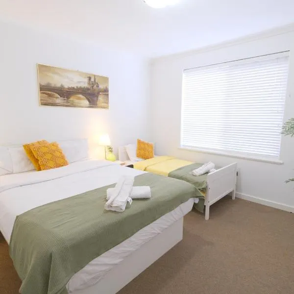 Relaxing Two-Bedroom Retreat Near the Airport，位于珀斯的酒店