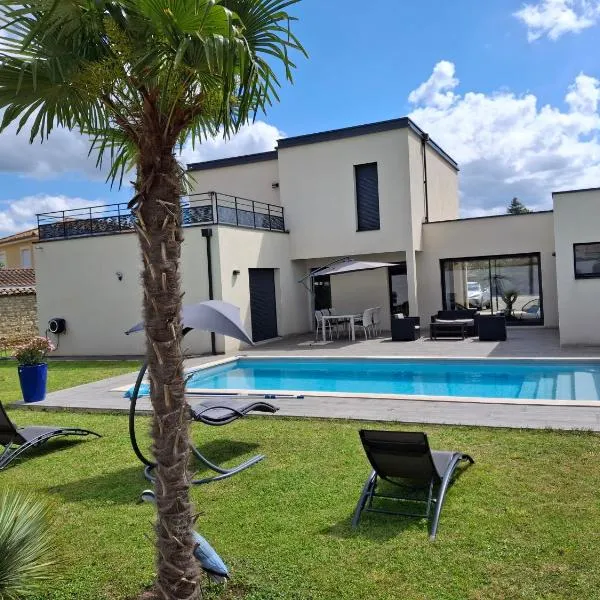 location villa moderne piscine，位于马孔的酒店