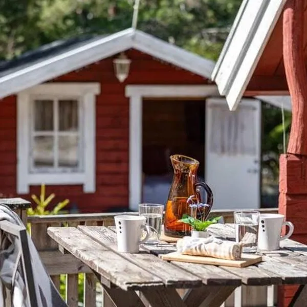 Trio of cottages near water，位于Maren的酒店
