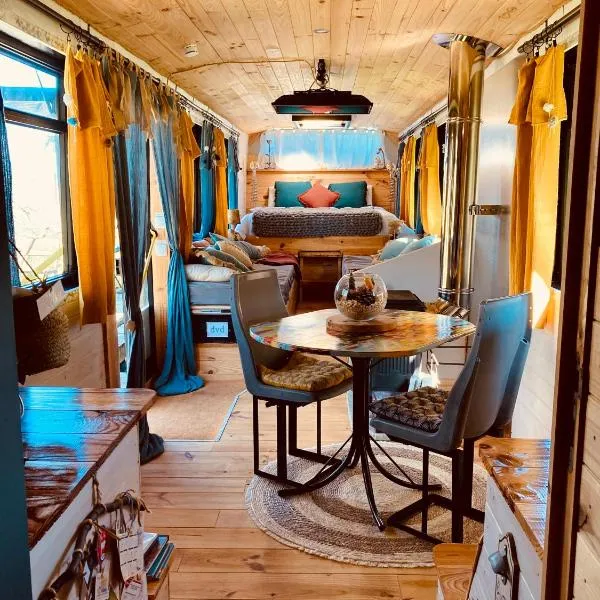 Le Busido, ancien bus de la ville d'Angoulême, aménagé en Chambre d'hôtes，位于Vouzan的酒店