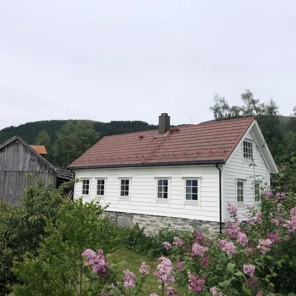 Charming farmhouse with jacuzzi and patio，位于史特林的酒店