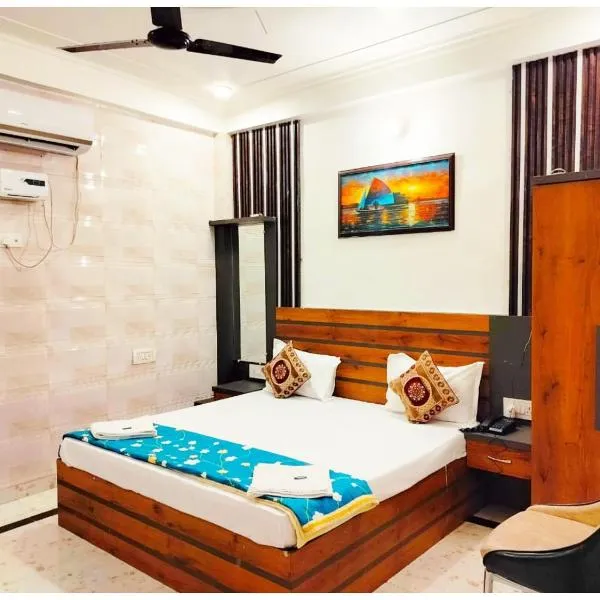A PREMIUM Hotel Nirmala Palace Ayodhya Near Shri Ram Janmabhoomi and Hanuman Garhi - Railway Station - Restaurant & Parking Facilities - Prime Location With Luxury and Spacious Room - Book Now，位于Ayodhya的酒店