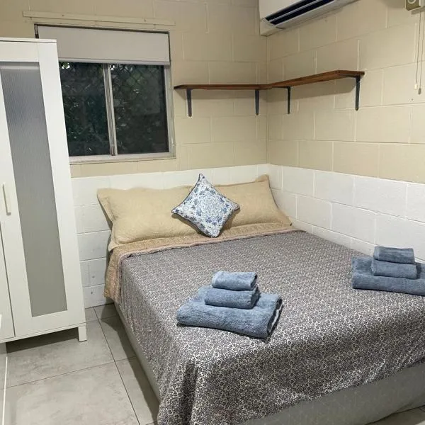 Cosy room tropical garden，位于Jingili的酒店