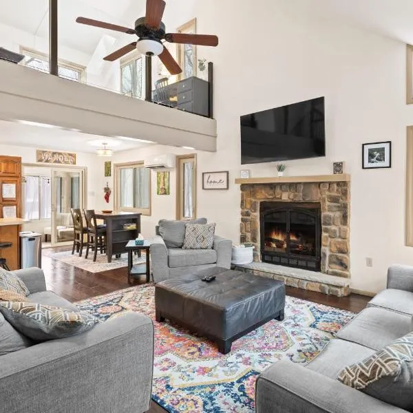 Vaulted Pines Lodge Hot Tub Game Room，位于Albrightsville的酒店