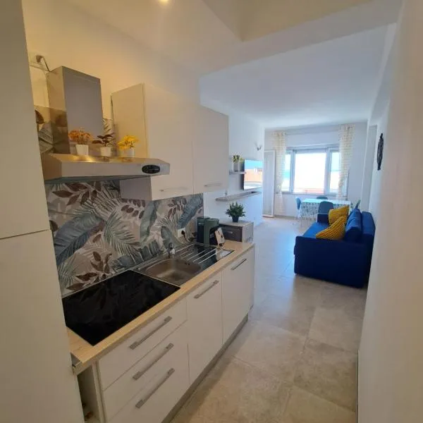 Casa HAPPINESS vista mare, 50m dal mare，位于马洛塔的酒店