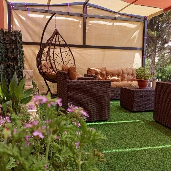 luxury house，位于马达巴的酒店