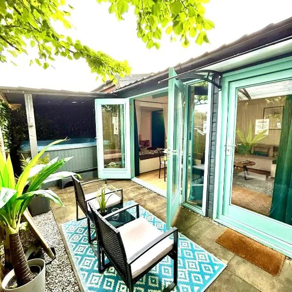 Caribbean style beach house with jacuzzi & private garden near Amsterdam，位于Vijfhuizen的酒店