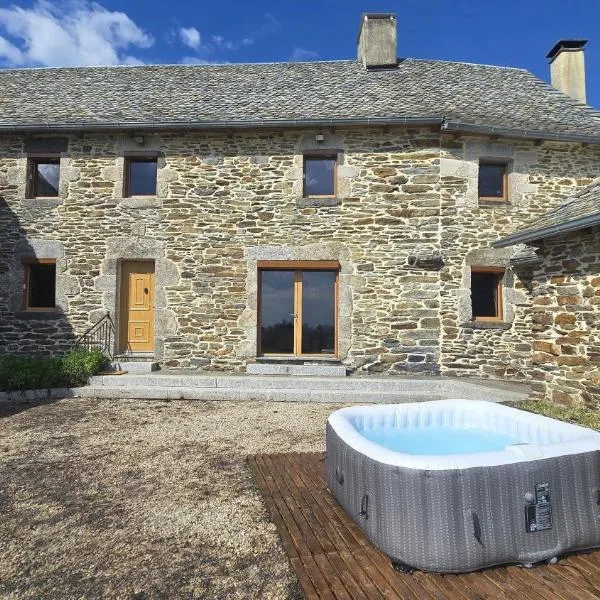 Corps de ferme en Aubrac avec jacuzzi，位于Montpeyroux的酒店