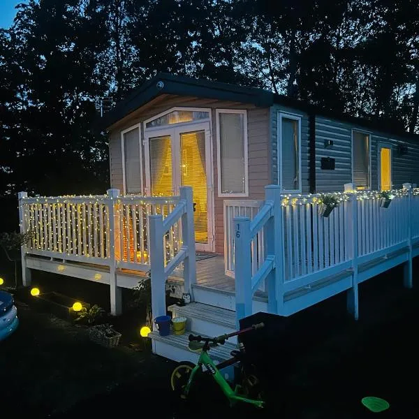 Luxury Cozy Caravan at Seaton Sands，位于塞顿港的酒店