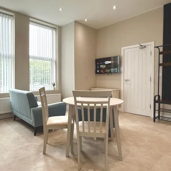 Brand New Lovely Flats by the Forest Tram Stop in Nottingham，位于诺丁汉的酒店