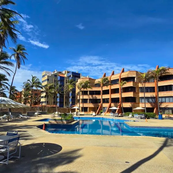 Tucacas, Frente al Mar, Balcon, Piscina y Playa Privada，位于Tucacas的酒店