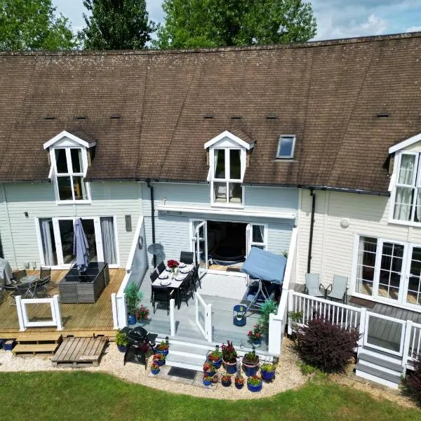 Luxury Kingfisher Lodge, Isis Lake, within the Cotswold Waterpark，位于赛伦塞斯特的酒店